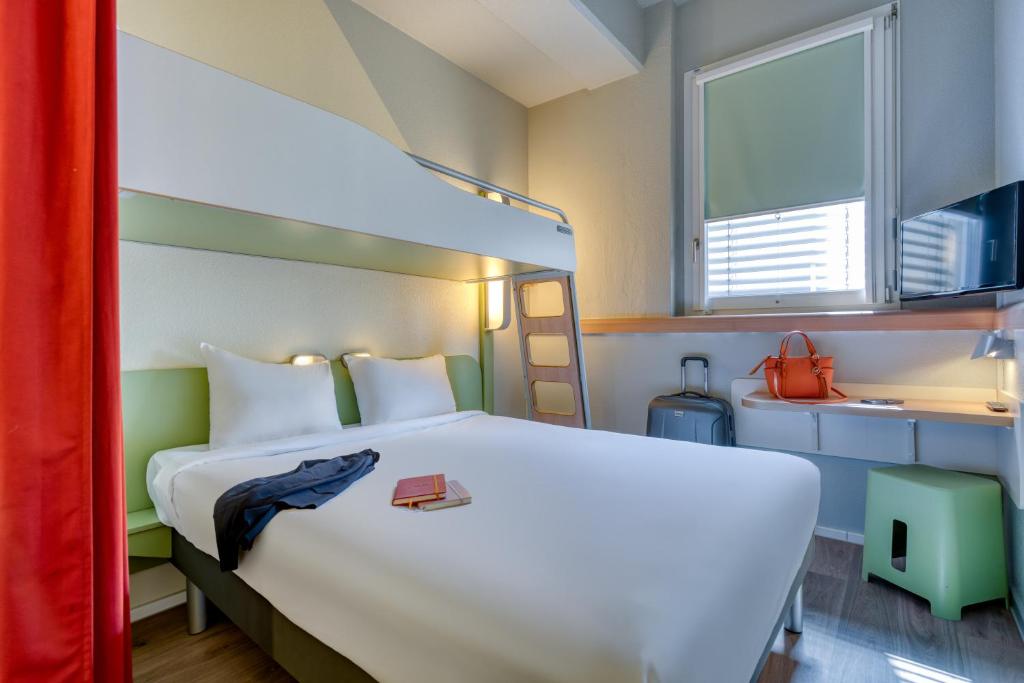 Postel nebo postele na pokoji v ubytování ibis budget Hotel Luzern City