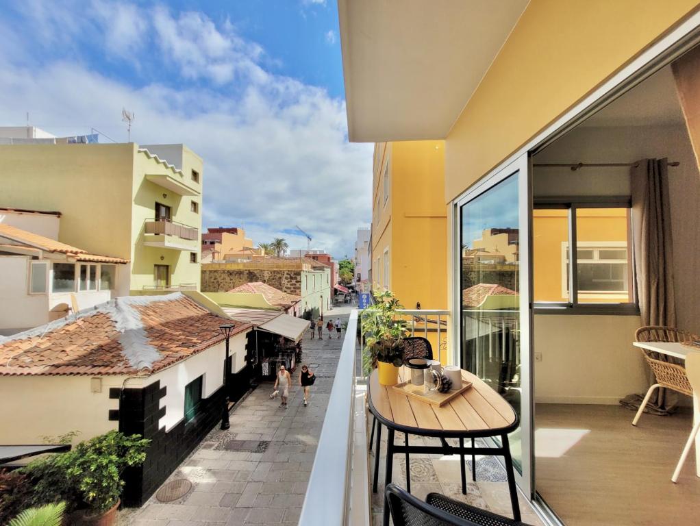 un balcon avec une table et une vue sur une ville dans l'établissement Plaza y Playa, à Puerto de la Cruz