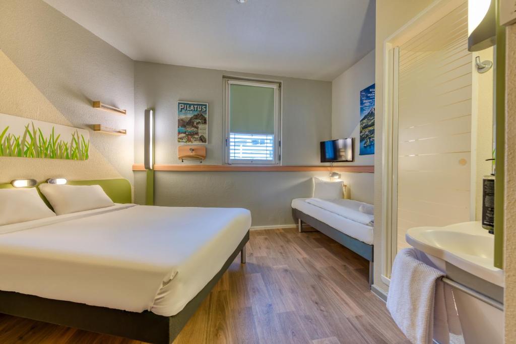 Postel nebo postele na pokoji v ubytování ibis budget Hotel Luzern City