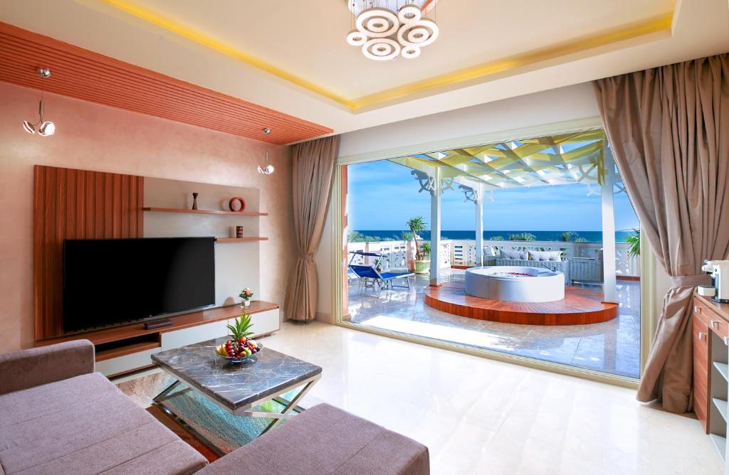 TV a/nebo společenská místnost v ubytování Pickalbatros Palace - Aqua Park Hurghada