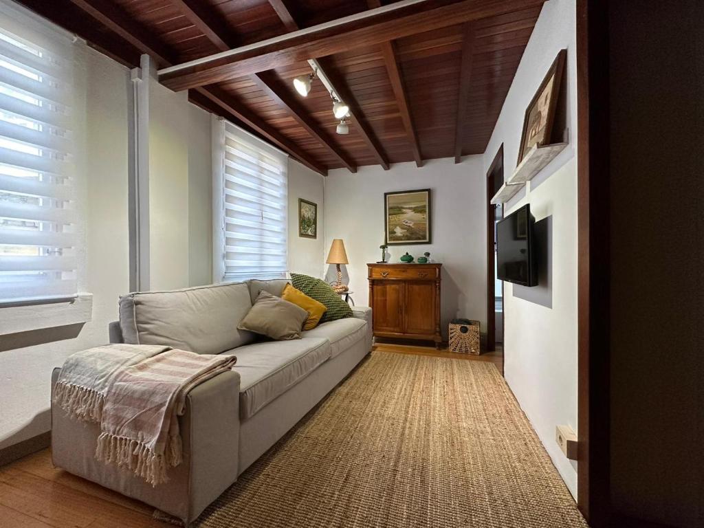 - un salon avec un canapé et une télévision dans l'établissement Casa De La Playa, à Cariño