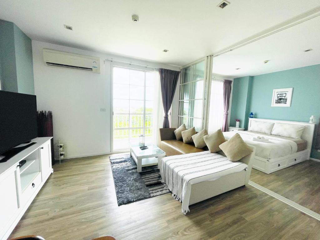 Et tv og/eller underholdning på Summer Huahin 619,2 Bedroom condo,Sea View,Near Beach&Cicada,Beautiful Swimming pool