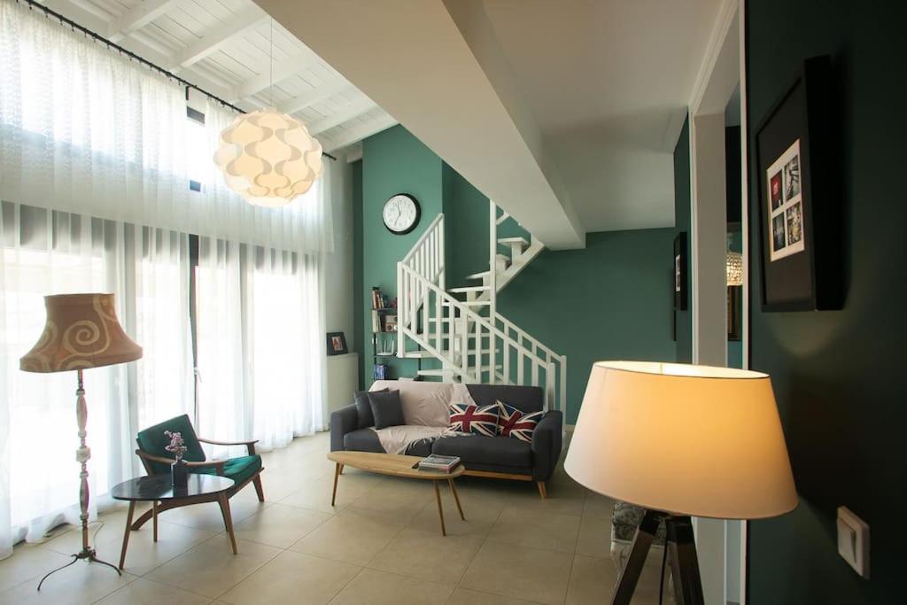sala de estar con sofá y escalera en Loft 35a, en Tesalónica