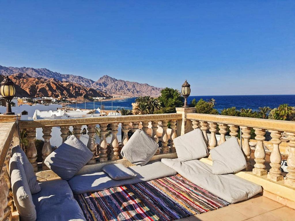 d'un balcon avec un canapé et une vue sur l'océan. dans l'établissement lucky house Dahab, à Dahab