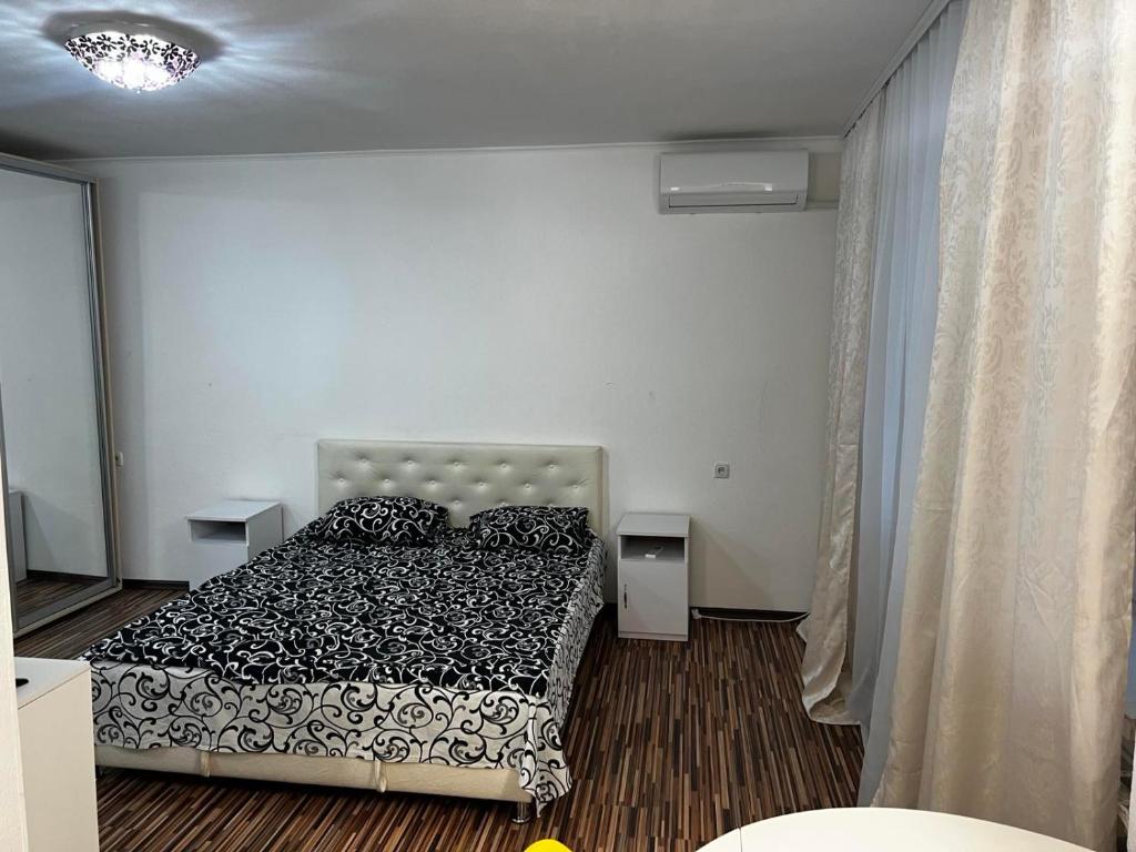 a bedroom with a bed in a room at Ухоженная и уютная квартира!!! in Tiraspol