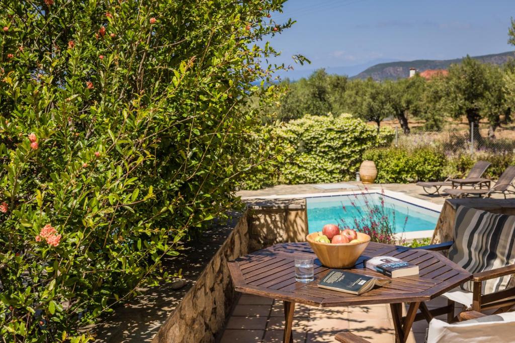 Bazén v ubytování Eleonas Houses - Kardamili's Acqua Bliss nebo v jeho okolí