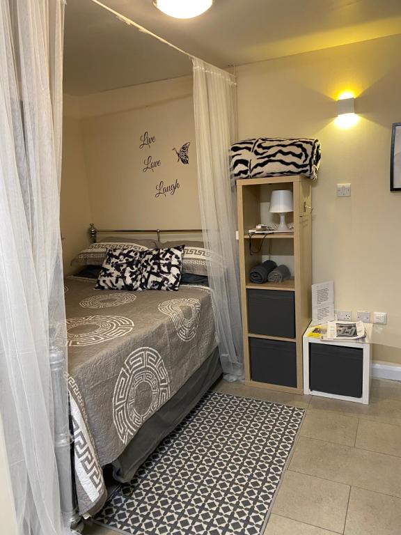 1 dormitorio con 1 cama con dosel en Grangemill Garden Annex, en Forest Hill