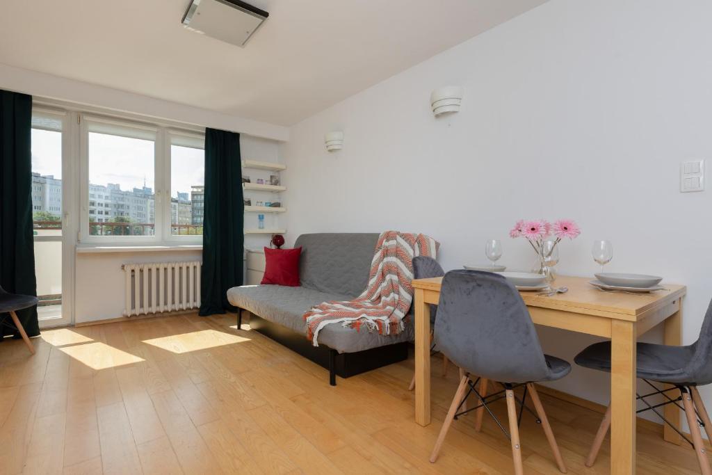 A seating area at Sunny City Centre Apartment by Renters