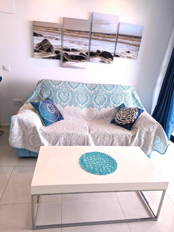 Posezení v ubytování Stunning 2 bed apartment on the front sea line at Sea Senses