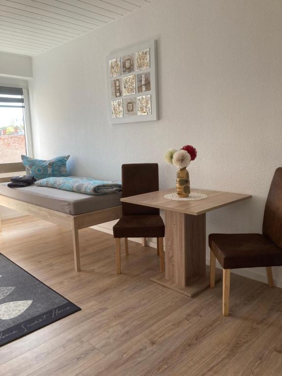 a living room with a couch and a table at Ferienwohnung Zeitz Appartment Zeitzer Dom in Zeitz