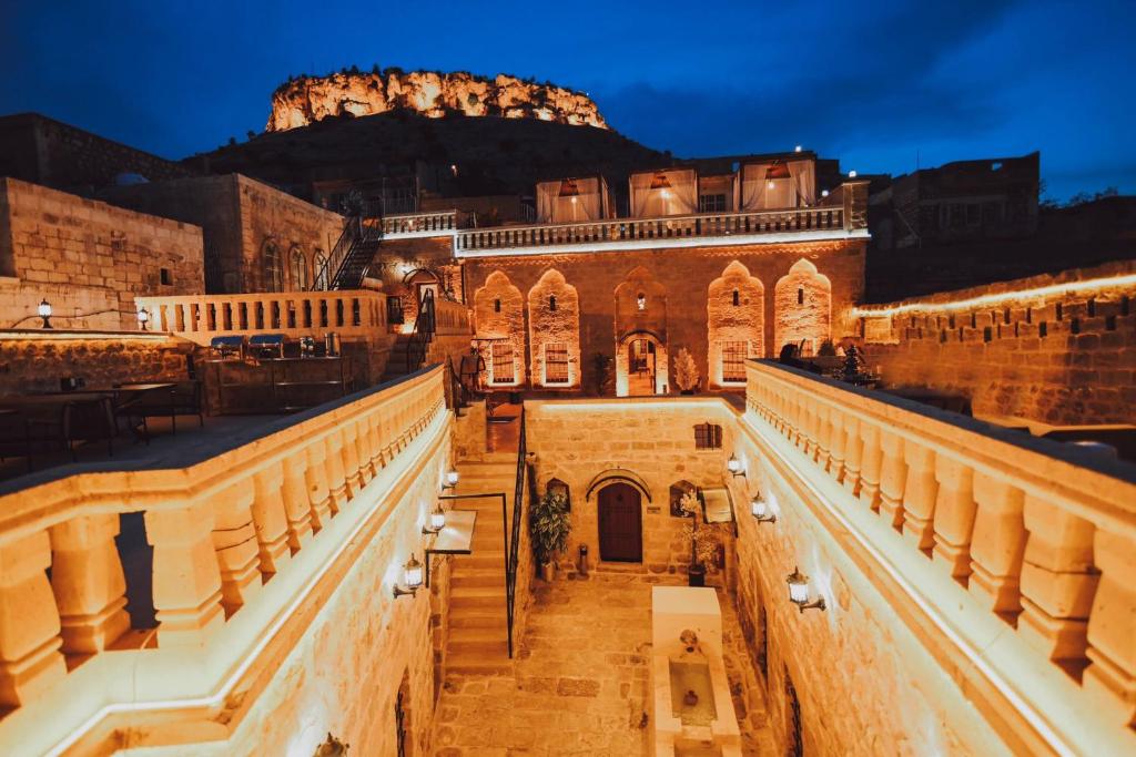 uma vista para um edifício com uma montanha ao fundo em Hanedan Konağı Butik Otel Deluxe Double Room With Turkish Bath By Bero em Mardin