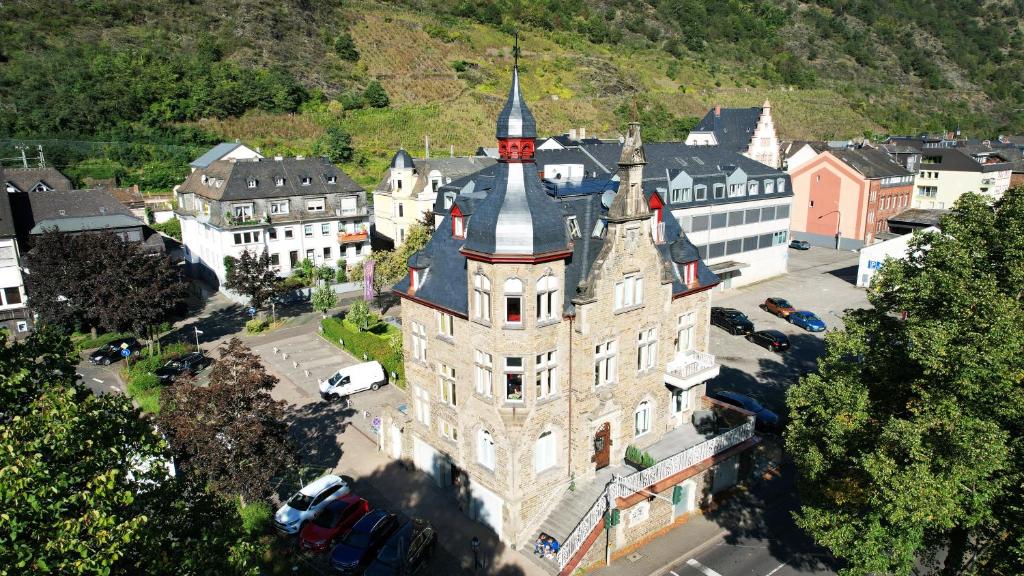 una vista aérea de un gran edificio de una ciudad en Moseltürmchen Cochem en Cochem