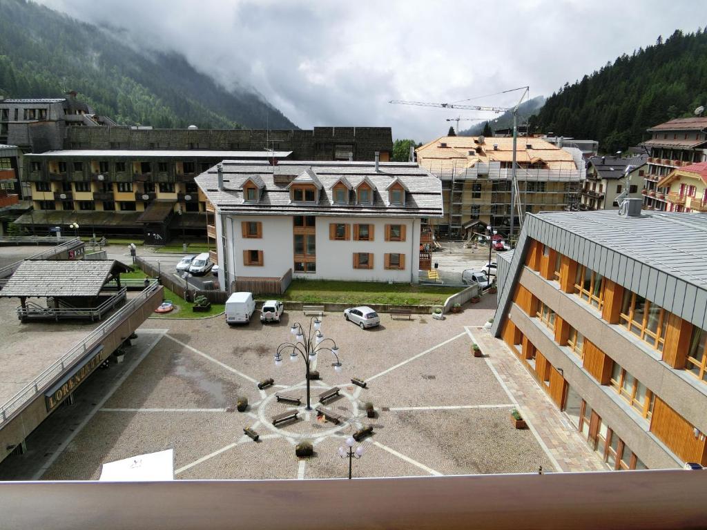 een uitzicht op een stad met een parkeerplaats bij Monolocale Alberti Rainalter in Madonna di Campiglio