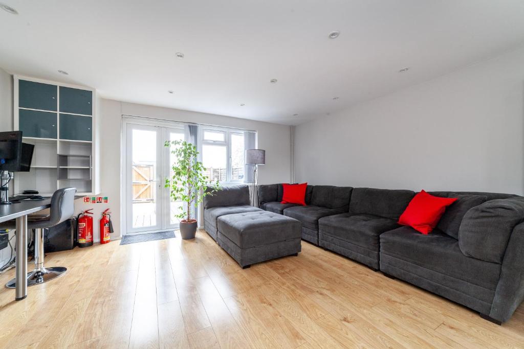Posezení v ubytování Quiet & Spacious 2BR Flat wGarden near Edmonton