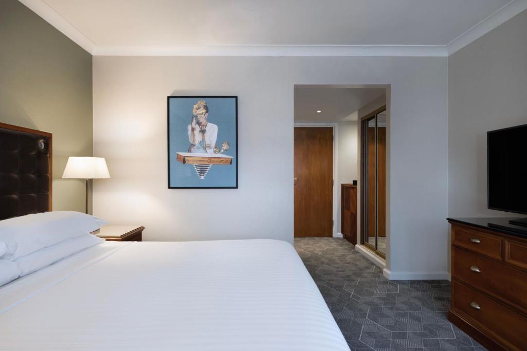 Delta Hotels by Marriott Waltham Abbey - Deluxe King Room