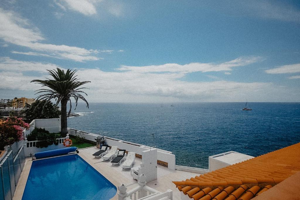 a swimming pool with a view of the ocean at Villa Blanca in Callao Salvaje