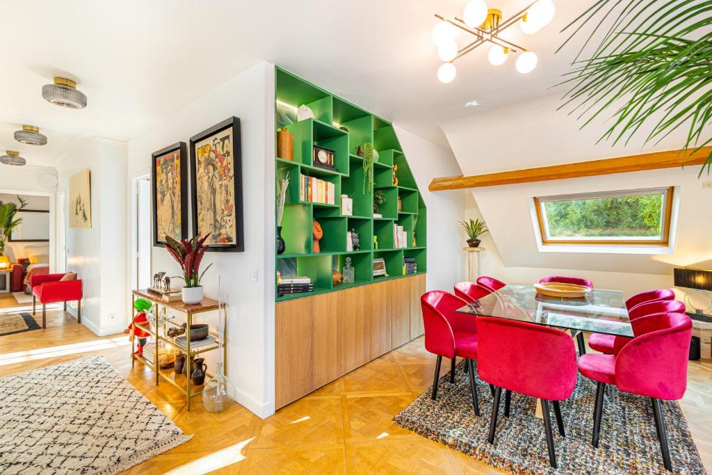 ein Esszimmer mit einem Glastisch und roten Stühlen in der Unterkunft Double Appartements 2&3 210 sqm up to 18 guests, Villa des Ammonites in Meudon