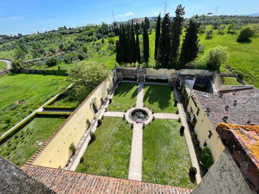 een luchtzicht op een tuin in een kasteel bij Casa Aurora a Torregalli in Florence