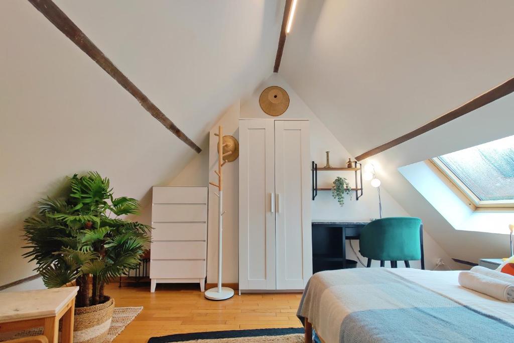 a attic bedroom with a bed and a desk at Double Appartements 2&amp;3 210 sqm up to 18 guests, Villa des Ammonites in Meudon