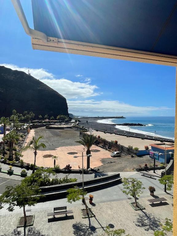 Blick auf den Strand und das Meer von einem Gebäude in der Unterkunft Dulzura con vistas al mar in Puerto