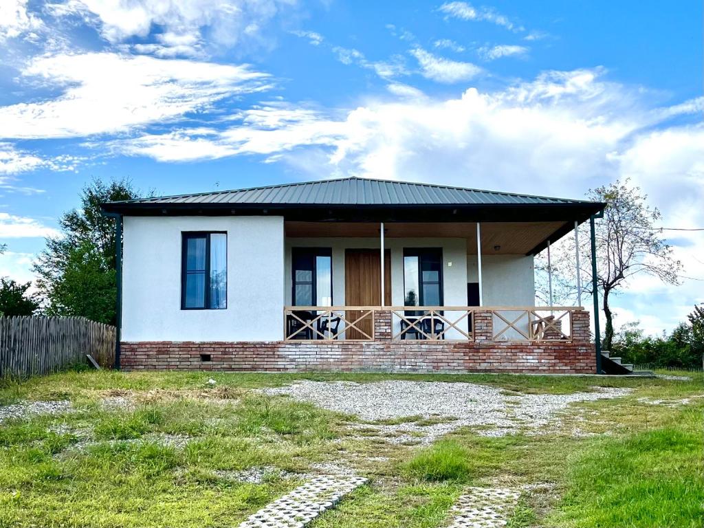 Renovated 3-bedroom House in Nature - Iskia Estate - Maison De Trois Chambres