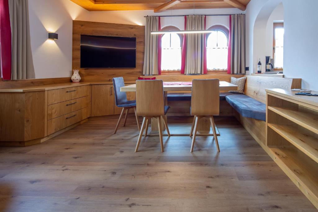 TV a/nebo společenská místnost v ubytování Gästehaus Brantlhof Zimmer und Ferienwohnungen in Going am Wilden Kaiser