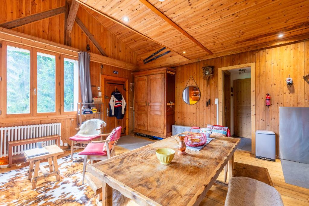 comedor con mesa de madera y sillas en Quiet and Authentic Mountain Chalet, en Saint Pierre en Faucigny