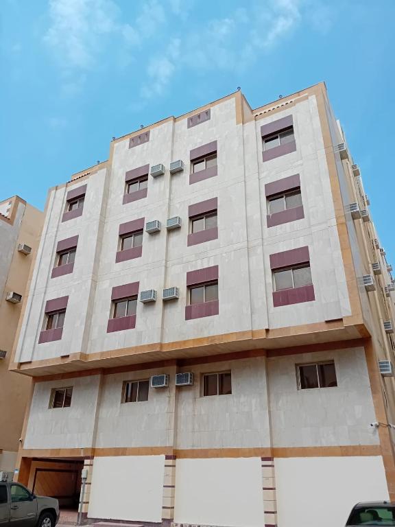 a tall building with windows on the side of it at وحدة الأنس 3 in Al Madinah