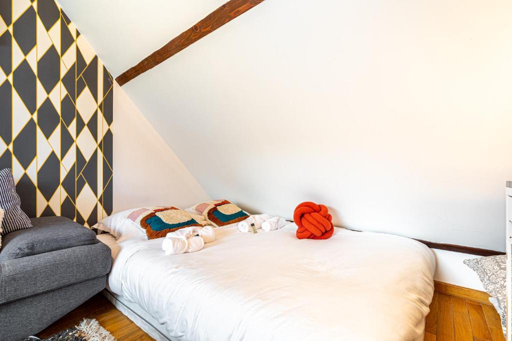 a small bed in a room with a couch at Double Appartements 2&amp;3 210 sqm up to 18 guests, Villa des Ammonites in Meudon
