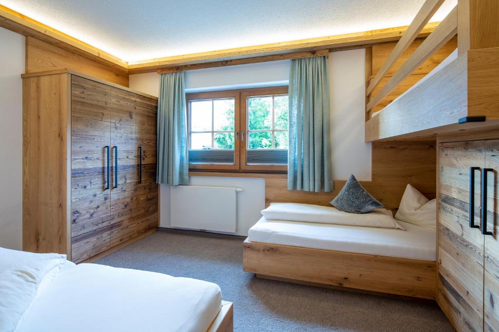 Postel nebo postele na pokoji v ubytování Gästehaus Brantlhof Zimmer und Ferienwohnungen in Going am Wilden Kaiser