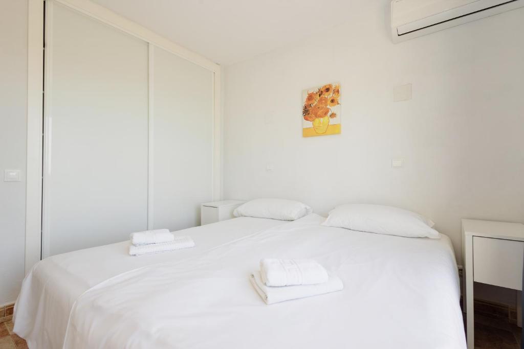 Postel nebo postele na pokoji v ubytování Cozy holiday home at the beach in Costabella, Marbella