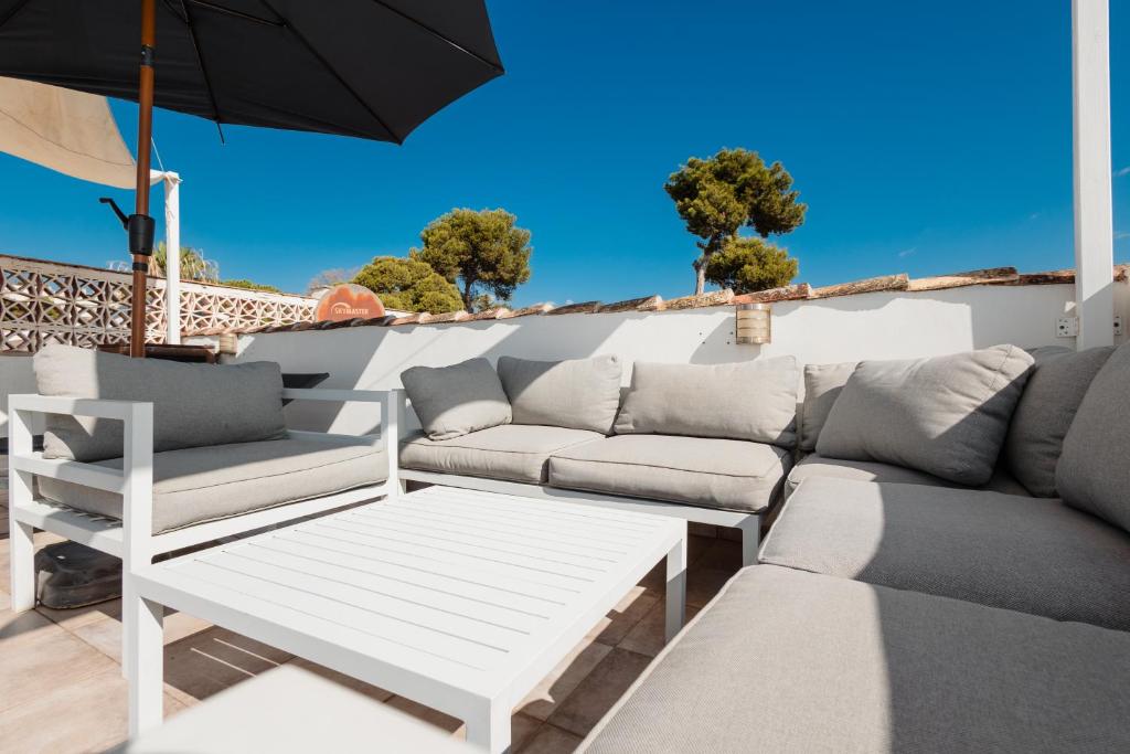 Posezení v ubytování Cozy holiday home at the beach in Costabella, Marbella