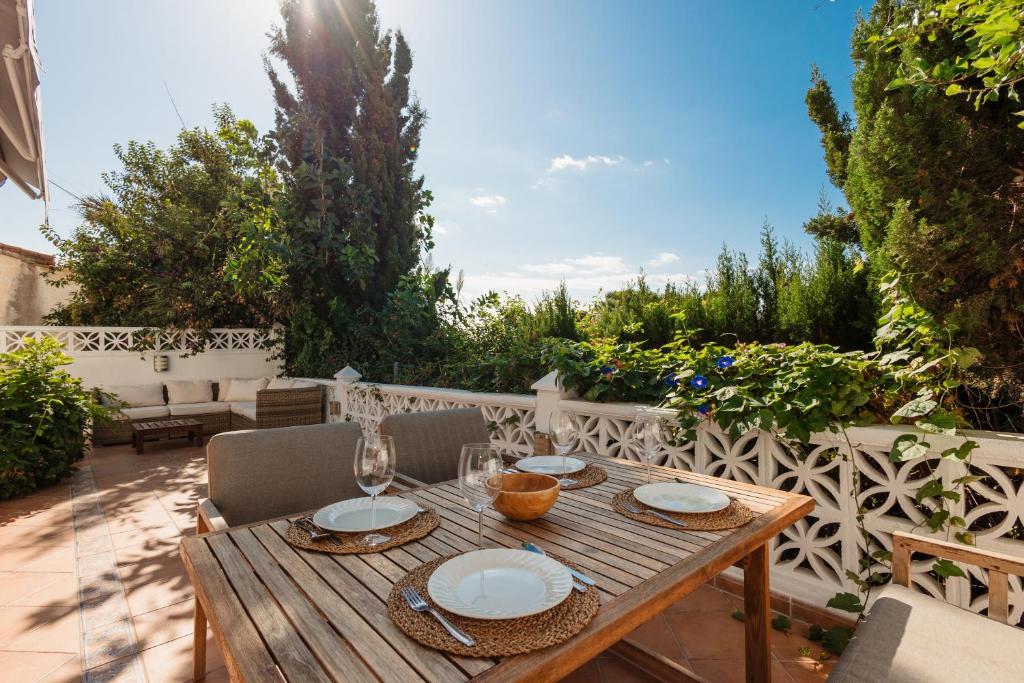 Balkón nebo terasa v ubytování Cozy holiday home at the beach in Costabella, Marbella
