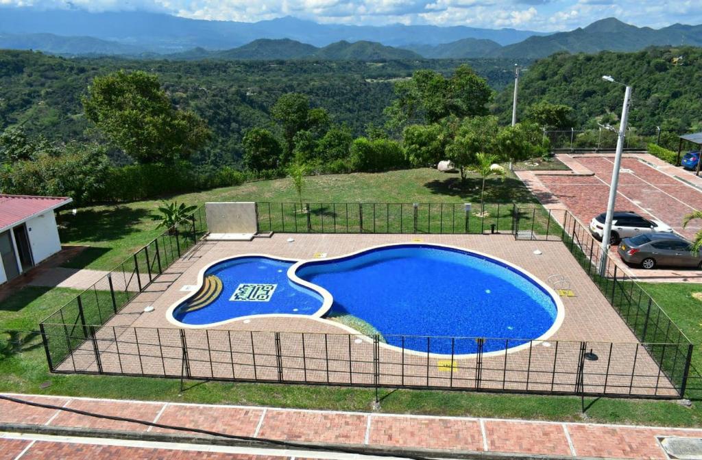 uma vista aérea de uma grande piscina azul em CONDOMINIO LA ISABELLA ANAPOIMA em Anapoima