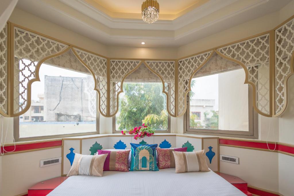 Sarang Palace - A Luxury Boutique Hotel - Mughal Heritage Room，带180度城市景观床