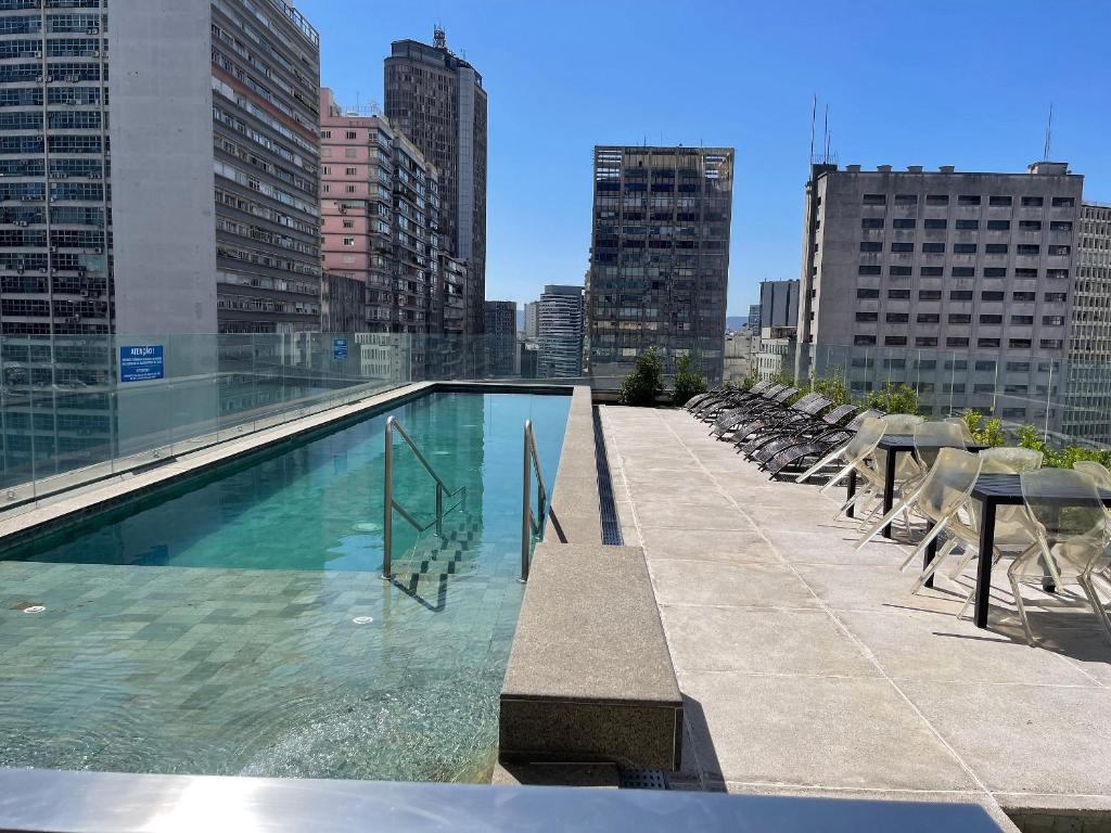 a swimming pool on the roof of a building at Studio Moderno próximo ao Metrô in São Paulo