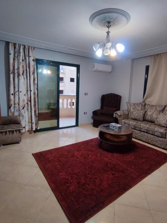 een woonkamer met een bank en een salontafel bij Spacious apartment with Nile view in Al Ma‘şarah