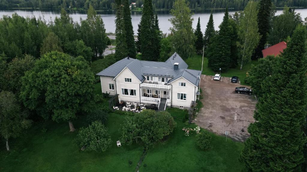 an aerial view of a large white house with a yard at Saarijärven Ruustinna Oy in Saarijärvi