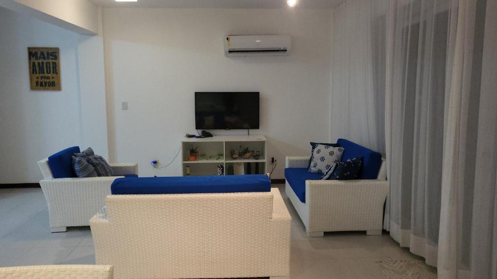 TV a/nebo společenská místnost v ubytování Apartamento Particular de 03 suítes, Resort Treebies, Praia de Subauma - Ba