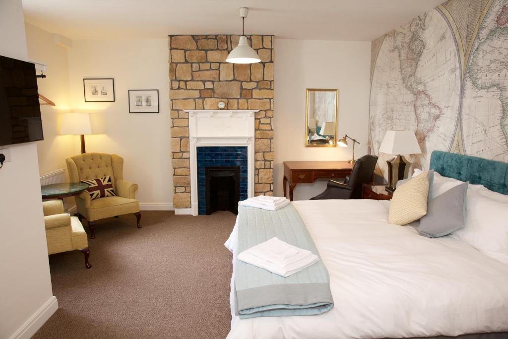 ein Hotelzimmer mit einem Bett und einem Kamin in der Unterkunft The Captain Cook in London