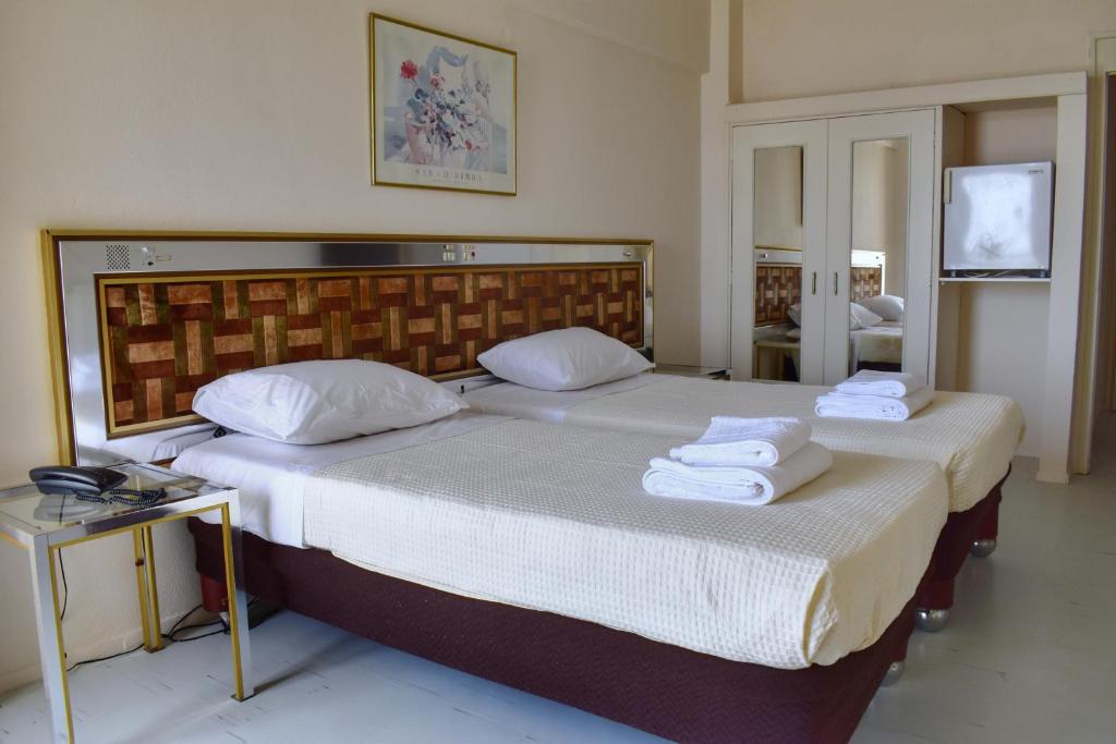 Postel nebo postele na pokoji v ubytování Hotel Theoxenia