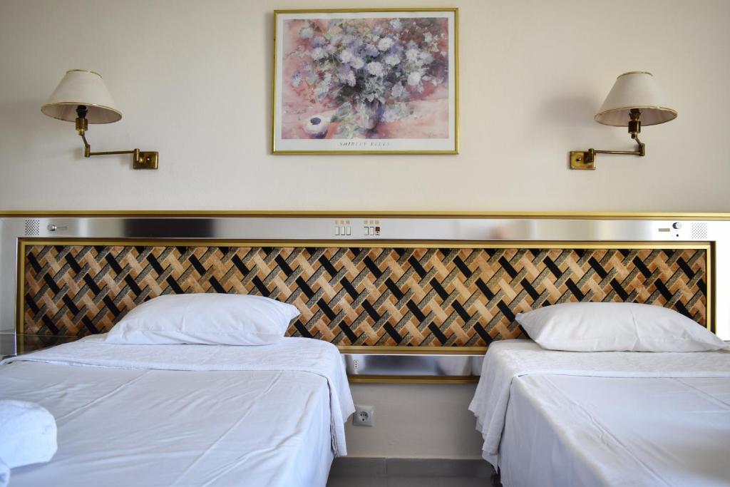 Postel nebo postele na pokoji v ubytování Hotel Theoxenia