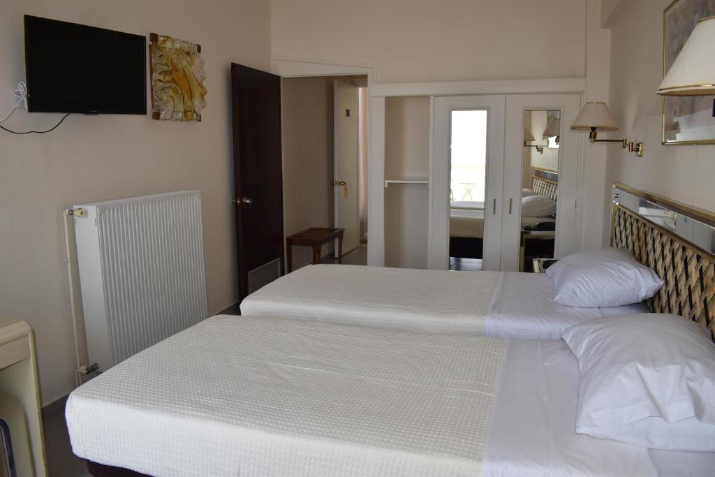 Postel nebo postele na pokoji v ubytování Hotel Theoxenia