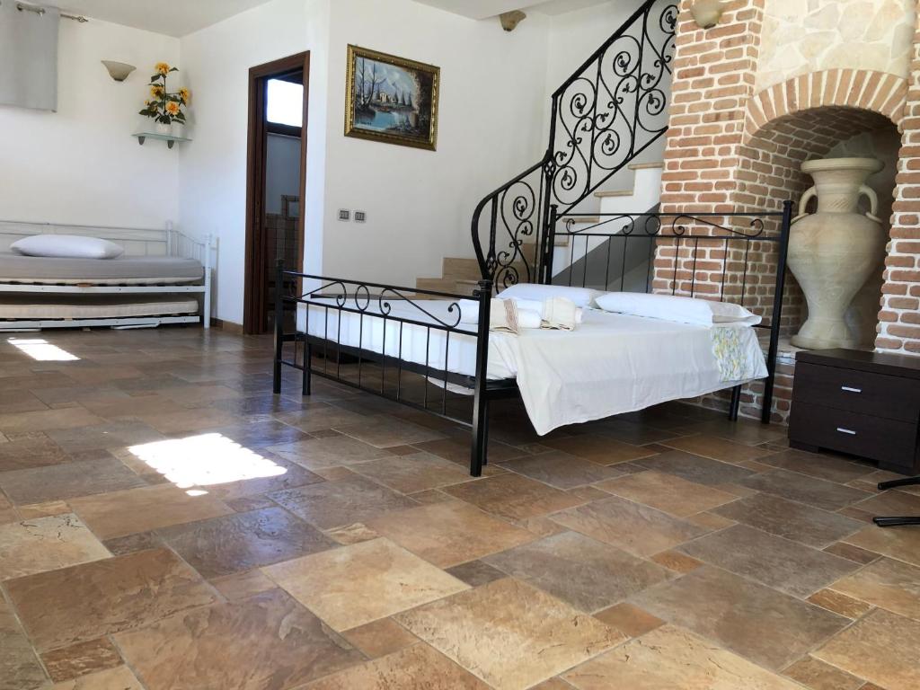 - une chambre avec un lit et un mur en briques dans l'établissement Luxury b&b, à Anzio