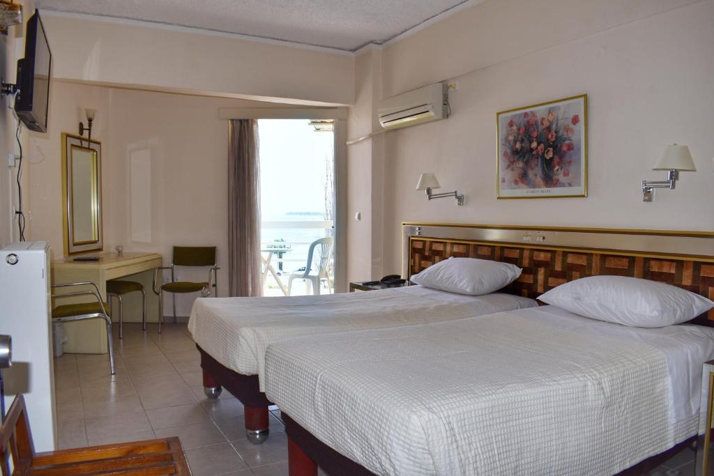 Postel nebo postele na pokoji v ubytování Hotel Theoxenia