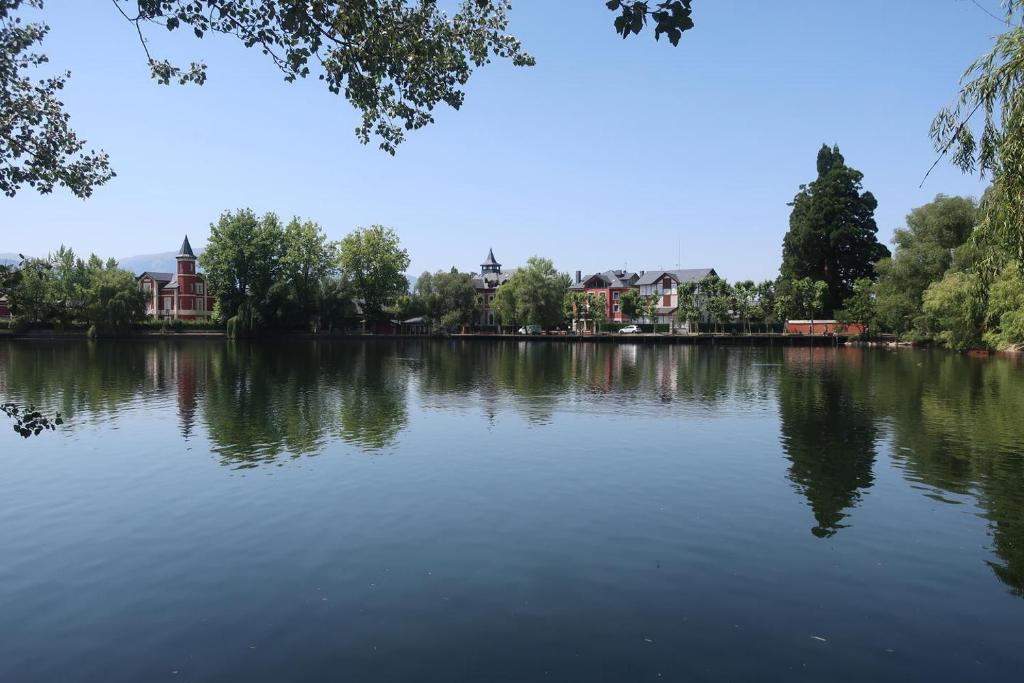 Výhled na řeku, která protéká v blízkosti apartmánu