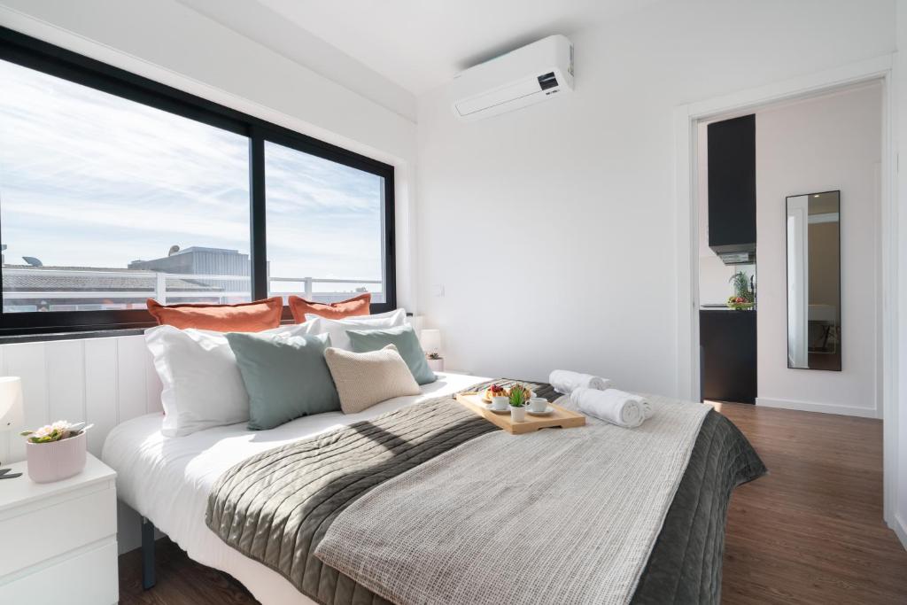- une chambre avec un grand lit et un plateau dans l'établissement Sunny Bright Flat w Balcony - Ace Location, à Porto