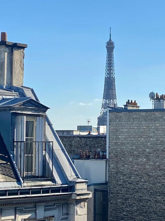 une vue de la tour Eiffel depuis les toits des immeubles dans l'établissement STUDIO PARIS VUE IMPRENABLE, à Paris