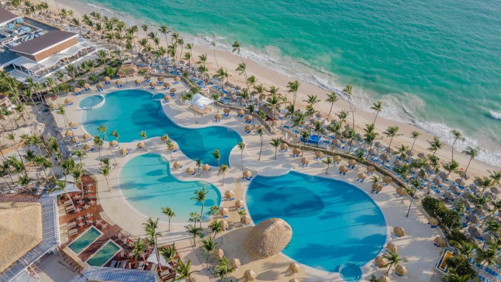 eine Aussicht über den Pool und den Strand in einem Resort in der Unterkunft Bahia Principe Grand Punta Cana - All Inclusive in Punta Cana