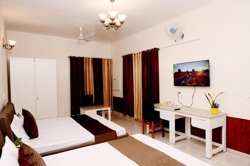 een hotelkamer met een bed en een bureau. bij PATIALA INN in Patiala